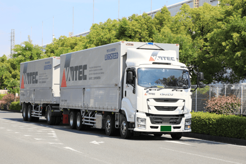 W連結トラックドライバーは運転歴 27 年